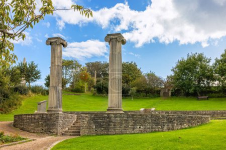 Foto de Columnas griegas en jardines públicos. Swanage. Dorset, Inglaterra - Imagen libre de derechos