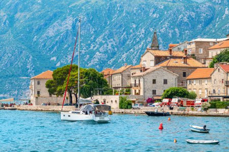 Foto de Perast, Montenegro - 11 de julio de 2023: Paseo marítimo en la histórica ciudad a orillas de la bahía de Kotor - Imagen libre de derechos