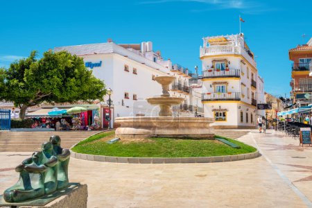 Téléchargez les photos : Torremolinos, Andalousie, Espagne - 10 juillet 2019 : Place Chiriva avec sculpture et fontaine dans le quartier de Carihuela - en image libre de droit