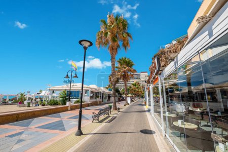 Téléchargez les photos : Torremolinos, Andalousie, Espagne - 9 juillet 2019 : Vue en bas de la promenade maritime Paseo de Maritimo. Costa del Sol - en image libre de droit