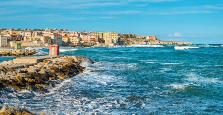 Foto de Vista panorámica del mar tormentoso y la ciudad de Siracusa. Sicilia, Italia - Imagen libre de derechos