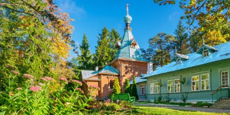 Téléchargez les photos : Église Saint-Serge de Radonej (1895) dans le couvent de la Dormition de Puhtitsa. Kuremae, Estonie, États baltes - en image libre de droit