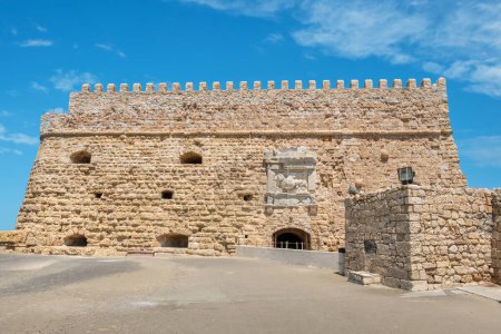 Téléchargez les photos : Vue de face sur la forteresse de Koules (Castello a Mare) dans le vieux port vénitien. Héraklion, Crète, Grèce - en image libre de droit