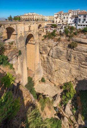 Foto de Vista panorámica del Puente Nuevo y Garganta Tajo en la ciudad de Ronda. Andalucía, España - Imagen libre de derechos