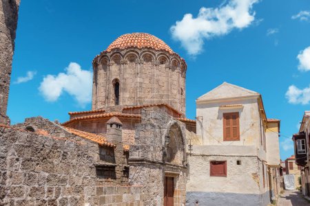Alte Mauern der Kirche Agios Georgios (St. George) in den Befestigungsanlagen. Rhodos, Griechenland
