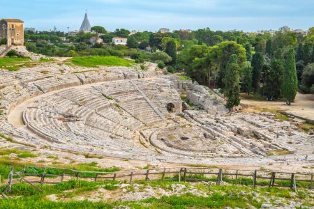 Foto de Vista lateral al auditorio del antiguo teatro griego (Teatro Greco). Siracusa. Sicilia, Italia - Imagen libre de derechos