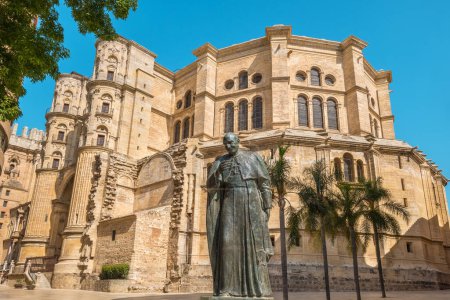 Blick auf die Fassade der Kathedrale von Málaga mit Bischofsstatue. Malaga, Spanien