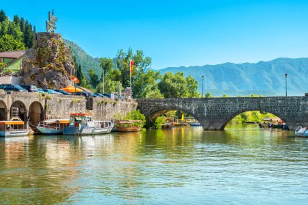 Foto de Puente de piedra de arco en el pueblo de Virpazar cerca del lago Skadar. Montenegro - Imagen libre de derechos