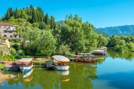 Foto de Barcos en muelles en la aldea de Virpazar cerca del lago Skadar. Montenegro - Imagen libre de derechos