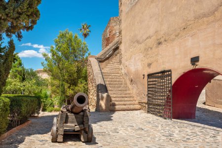 Téléchargez les photos : Canon dans la cour du château de Gibralfaro (Castillo de Gibralfaro). Malaga, Andalousie, Espagne - en image libre de droit