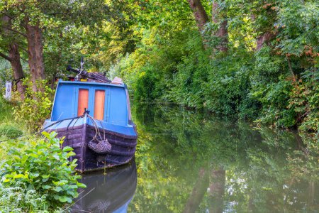 Téléchargez les photos : Bateau étroit bleu sur le fond du canal. Oxford, Angleterre, Royaume-Uni - en image libre de droit