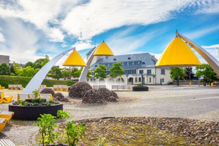 Blick auf den Hauptplatz mit Brunnen und gelben Laternen. Rakvere, Estland