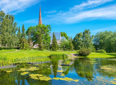 Blick auf Grünfläche mit Teich in der Kleinstadt Rakvere. Estland, Baltikum