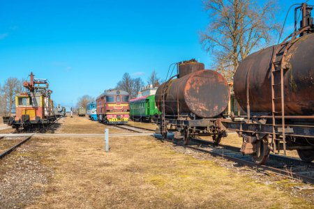 Téléchargez les photos : Vieille machinerie ferroviaire rouillée à la gare inutilisée. Haapsalu, Estonie - en image libre de droit