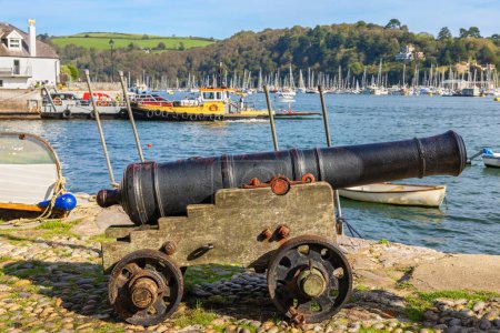 Téléchargez les photos : Pistolet naval surplombant la rivière Dart. Dartmouth, Devon, Angleterre - en image libre de droit