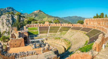 Foto de Vista panorámica del antiguo Teatro Griego (Teatro Greco) en Taormina. Sicilia, Italia - Imagen libre de derechos