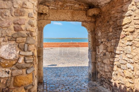 Téléchargez les photos : Porta Nova arch, l'une des portes historiques de la vieille ville de Faro. Algarve, Portugal - en image libre de droit