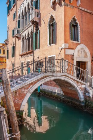 Téléchargez les photos : Un petit pont traverse le canal étroit de Venise. Italie - en image libre de droit