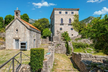 Foto de Palacio Medieval y la Iglesia de San Juan entre las ruinas de Old Bar. Montenegro - Imagen libre de derechos