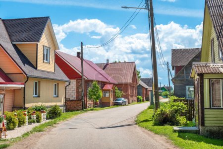 Rue principale du vieux village croyant à Varnja. Estonie, États baltes
