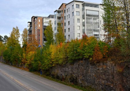 Téléchargez les photos : Quartier résidentiel sur une falaise et une route en automne en Finlande - en image libre de droit