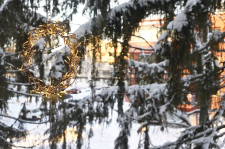 Téléchargez les photos : Guirlande de Noël sur la fenêtre, et sapins couverts de neige devant la fenêtre - en image libre de droit