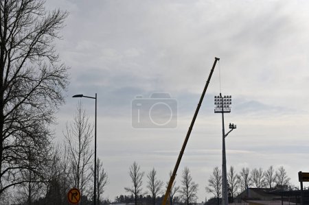 Installation von Beleuchtungsanlagen im Stadion mit einem Kran  