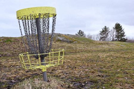  Golf-Frisbee-Korb in finnischer Landschaft im zeitigen Frühling 