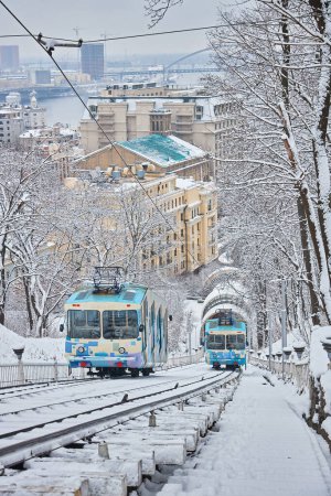 Téléchargez les photos : Le funiculaire de Kiev. Téléphérique sur la colline. Kiev, Ukraine en hiver. Transports publics. Vue sur la rivière Dnipro. - en image libre de droit