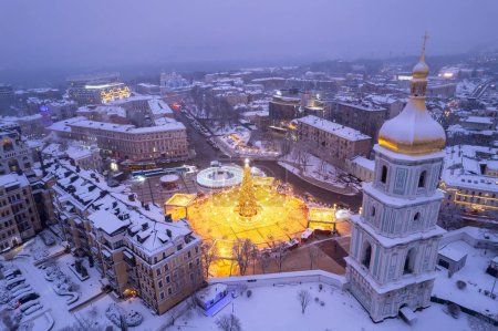 Foto de Árbol de Navidad con luces al aire libre por la noche en Kiev. Catedral de Sofía en el fondo. Celebración de Año Nuevo - Imagen libre de derechos