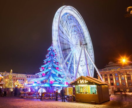 Téléchargez les photos : KYIV, UKRAINE- 10 JANVIER 2022 : Bel arbre de Noël décoré. Préparation pour les vacances de Noël et la nouvelle année. Vue paysage du soir. - en image libre de droit