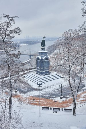 Téléchargez les photos : Statue de Vladimir le Grand sur le paysage urbain, Kiev - en image libre de droit
