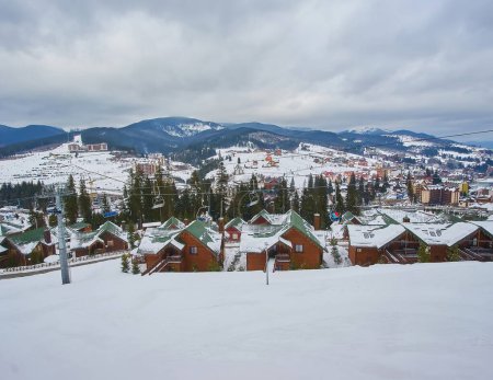 Téléchargez les photos : Station d'hiver avec pistes de ski et snowboard avec maisons et remontées mécaniques - en image libre de droit