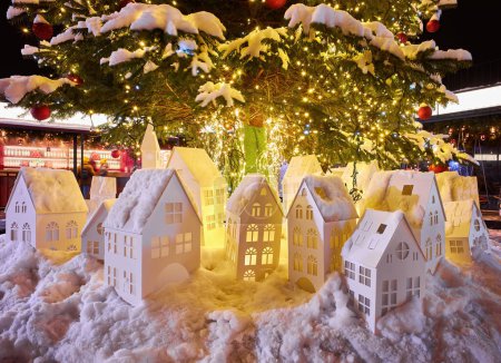 Téléchargez les photos : Décorations de Noël dans une rue de la ville. Branches de sapin et cônes de pin en hiver, célébration du Nouvel An, magie des vacances - en image libre de droit