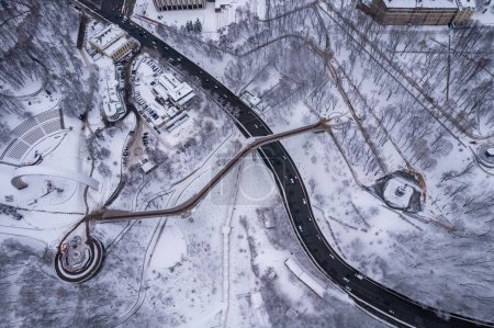Foto de Vista aérea del dron. Puente de cristal en Kiev en tiempo nevado. - Imagen libre de derechos