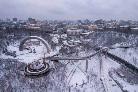 Téléchargez les photos : Vue sur le fleuve Dniepr depuis un pont en verre par une journée ensoleillée d'hiver, Kiev, Ukraine - en image libre de droit