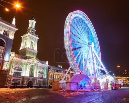 Téléchargez les photos : KYIV, UKRAINE- 10 JANVIER 2022 : Bel arbre de Noël décoré. Préparation pour les vacances de Noël et la nouvelle année. Vue paysage du soir. - en image libre de droit