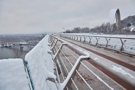 Téléchargez les photos : Pont piéton-vélo à Kiev par temps neigeux. - en image libre de droit