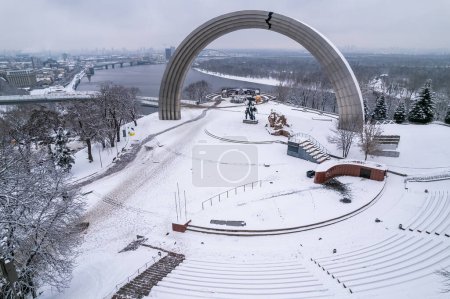Téléchargez les photos : Paysage hivernal. L'Arche de l'amitié des peuples à Kiev, Ukraine. - en image libre de droit