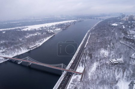Téléchargez les photos : Vue sur le fleuve Dniepr depuis un pont en verre par une journée ensoleillée d'hiver, Kiev, Ukraine - en image libre de droit