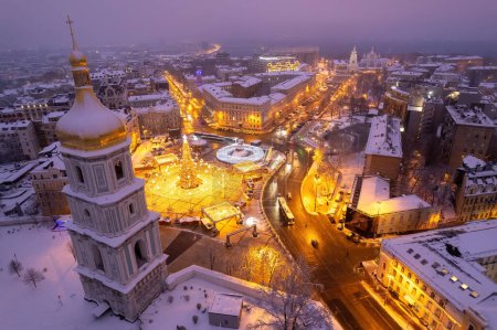 Téléchargez les photos : Arbre de Noël avec des lumières à l'extérieur la nuit à Kiev. Cathédrale de Sophia sur fond. Célébration du Nouvel An - en image libre de droit