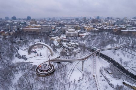 Téléchargez les photos : Vue aérienne de Kiev, Ukraine en hiver. Parc Khreshchatyi et l'arche de l'amitié des peuples - en image libre de droit