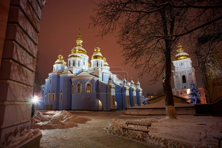 Foto de San Miguel de Kiev, Monasterio de la Cúpula de Oro Mikhailovsky, en invierno, con un cielo gris y nublado - Imagen libre de derechos