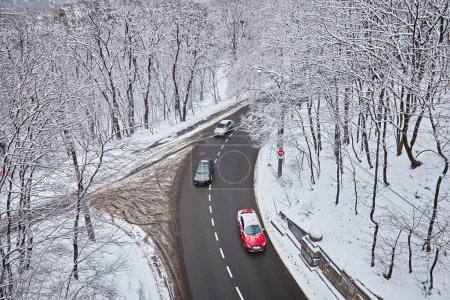 Téléchargez les photos : Voitures sur route d'hiver avec neige. Trafic automobile dangereux par mauvais temps. - en image libre de droit