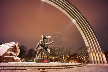 Foto de Paisaje invernal. El Arco de Amistad de los Pueblos en Kiev, Ucrania. - Imagen libre de derechos