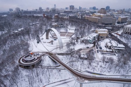 Téléchargez les photos : Vue aérienne de Kiev, Ukraine en hiver. Parc Khreshchatyi et l'arche de l'amitié des peuples - en image libre de droit