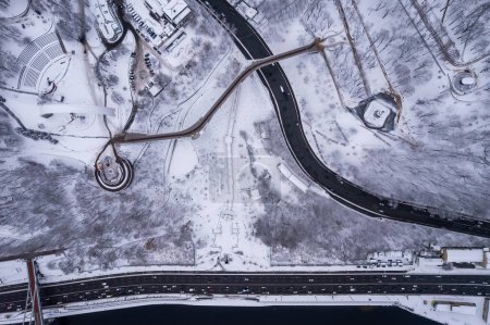 Téléchargez les photos : Vue aérienne sur drone. Pont en verre à Kiev par temps neigeux. - en image libre de droit
