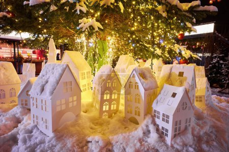 Foto de Decoraciones navideñas en una calle de la ciudad. Ramas de abeto y conos de pino en invierno, celebración de Año Nuevo, magia de las vacaciones - Imagen libre de derechos