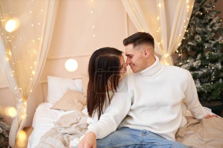 Foto de Pareja romántica enamorada feliz de estar juntos celebrando las vacaciones de invierno de buen humor - Imagen libre de derechos