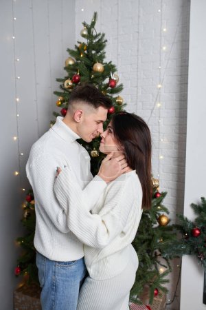Téléchargez les photos : Couple romantique amoureux heureux d'être ensemble célébrer les vacances d'hiver de bonne humeur - en image libre de droit